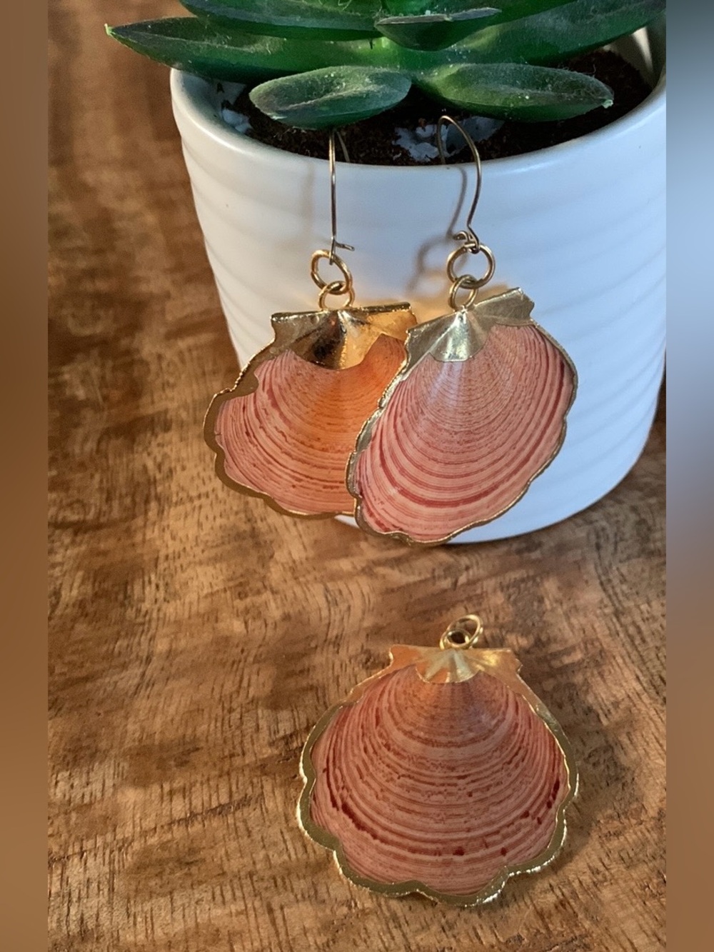 Vintage-Style Gold-Dipped Natural Pink Clamshell Jewelry